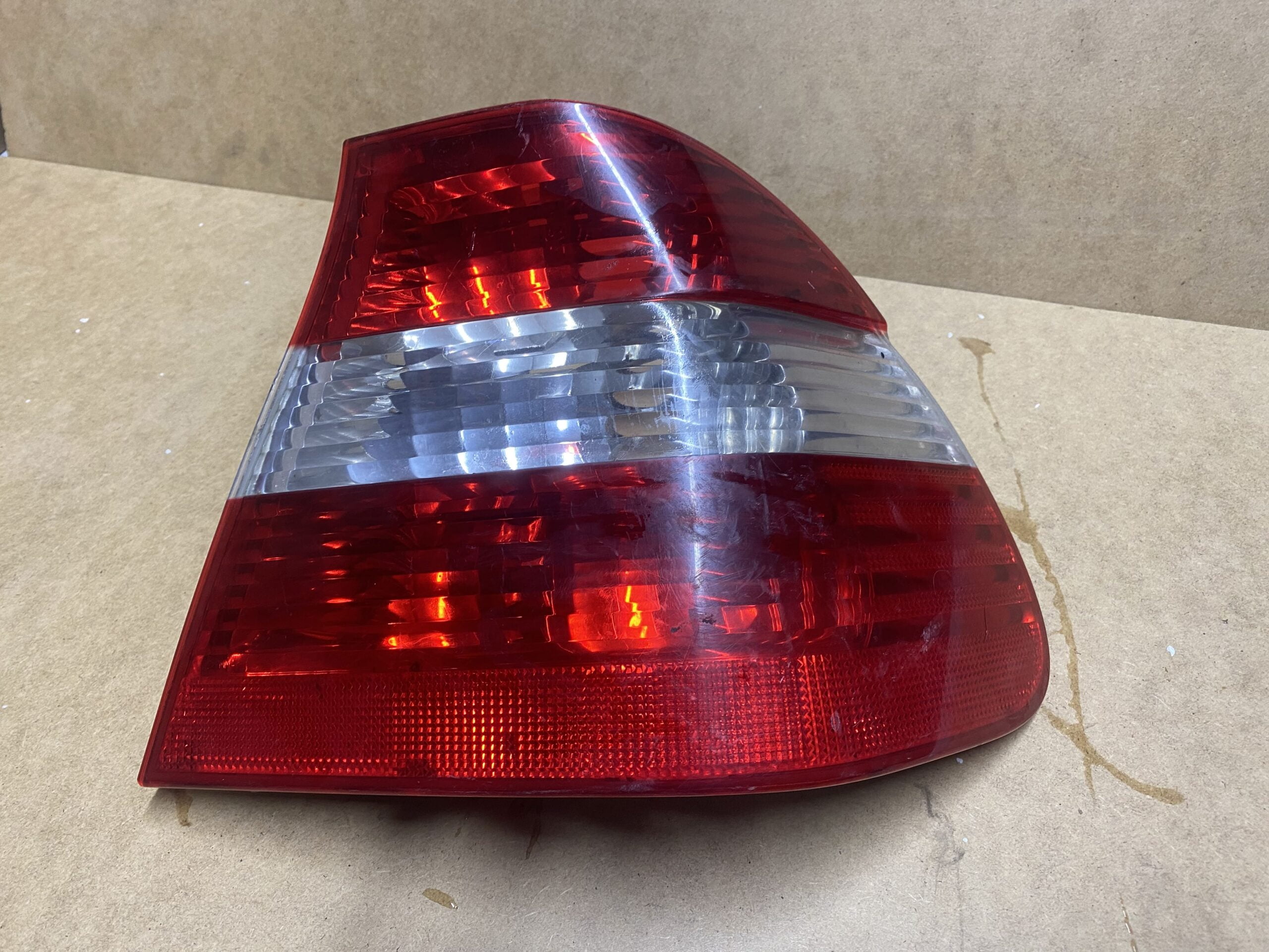 BMW 3 Serisi E46 Sedan Makyajlı Dış Arka Stop Lambası Sol (Beyaz Sinyalli)